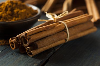 Organik çiğ kahverengi tarçın