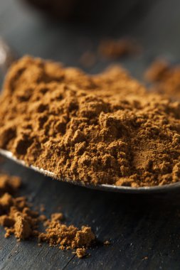 Organik çiğ kahverengi tarçın