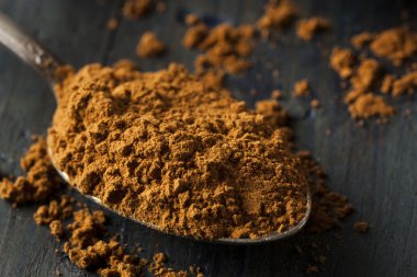 Organik çiğ kahverengi tarçın