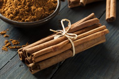 Organik çiğ kahverengi tarçın