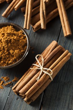 Organik çiğ kahverengi tarçın