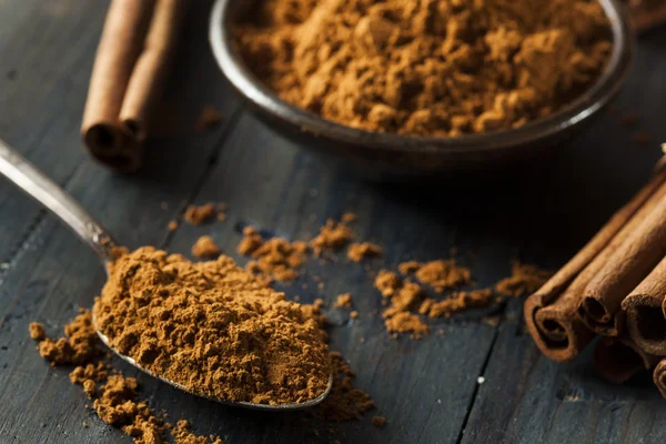 Organik çiğ kahverengi tarçın