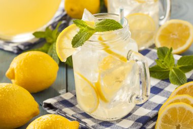 ev yapımı sarı limonata yenileniyor