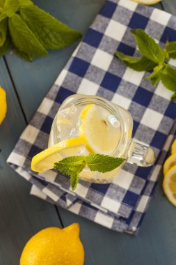 ev yapımı sarı limonata yenileniyor