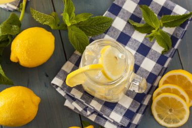 ev yapımı sarı limonata yenileniyor
