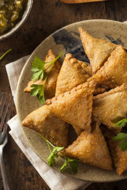 ev yapımı kızarmış Hint samosas