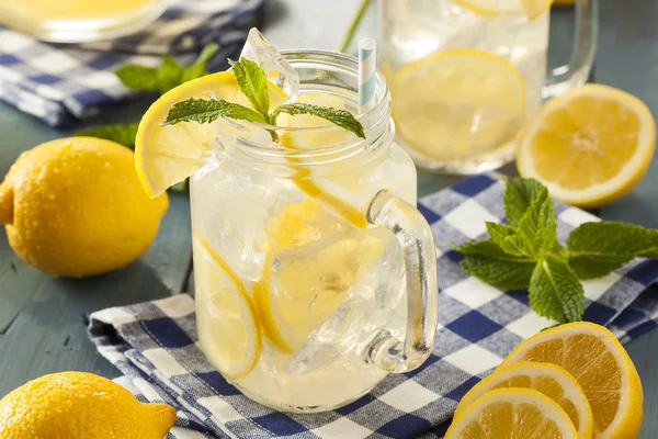 Homemade Refreshing Yellow Lemonade — Stock Photo, Image