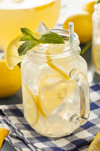 Homemade Refreshing Yellow Lemonade — Stock Photo, Image