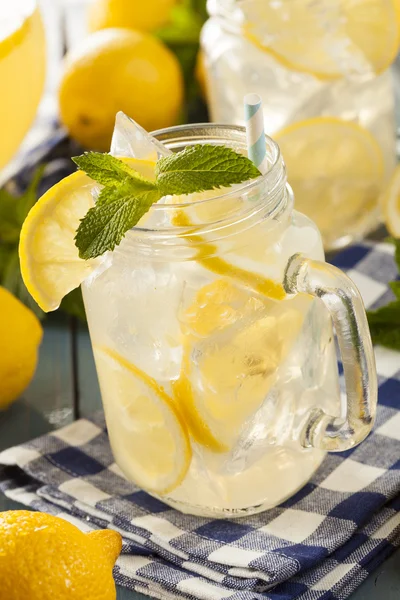 Zelfgemaakte verfrissende gele limonade — Stockfoto