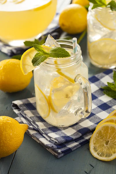 Zelfgemaakte verfrissende gele limonade — Stockfoto