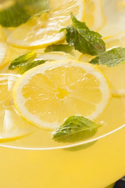 Hausgemachte erfrischende gelbe Limonade — Stockfoto