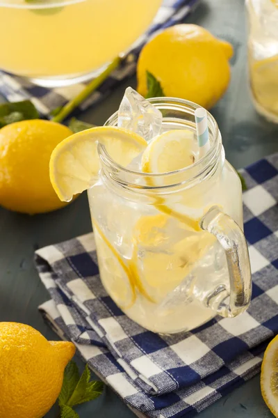 Домашний освежающий желтый лимонад — стоковое фото