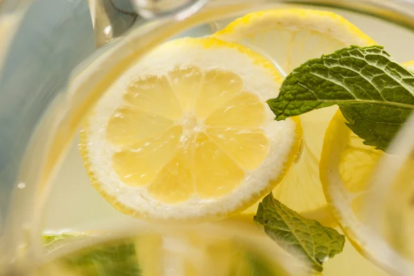 Caseiro refrescante limonada amarela — Fotografia de Stock