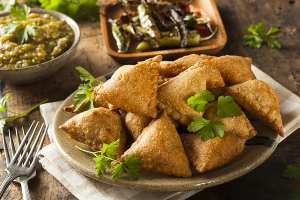 Zelfgemaakte gebakken Indiase samosa — Stockfoto