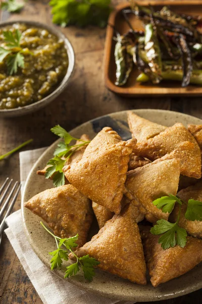 Σπιτικό τηγανητό ινδική samosas — Φωτογραφία Αρχείου