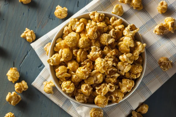 Domowe złoty popcorn karmelowy — Zdjęcie stockowe