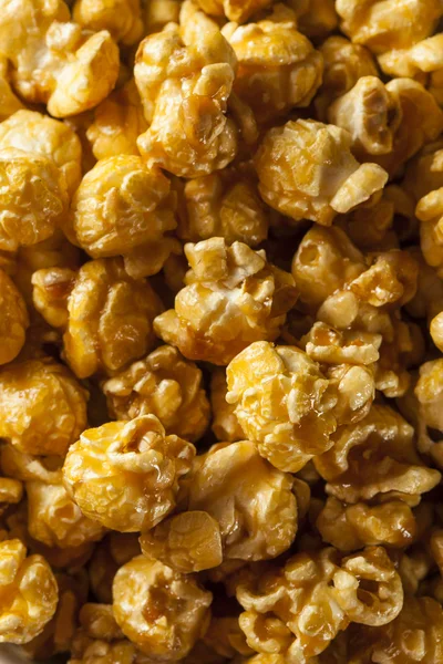 Domácí zlatý karamel popcorn — Stock fotografie