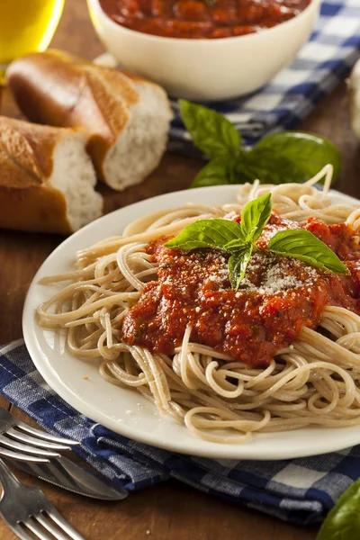 Marinara sosu ile Homemade spagetti — Stok fotoğraf