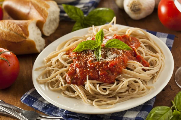 Marinara sosu ile Homemade spagetti — Stok fotoğraf