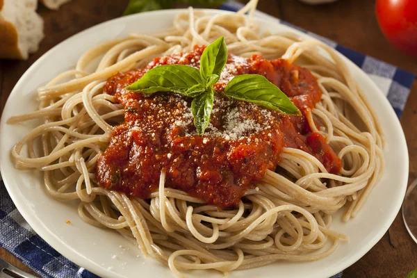 Espaguetis caseros con salsa Marinara —  Fotos de Stock