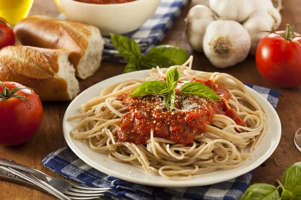 Zelfgemaakte spaghetti met marinara saus — Stockfoto