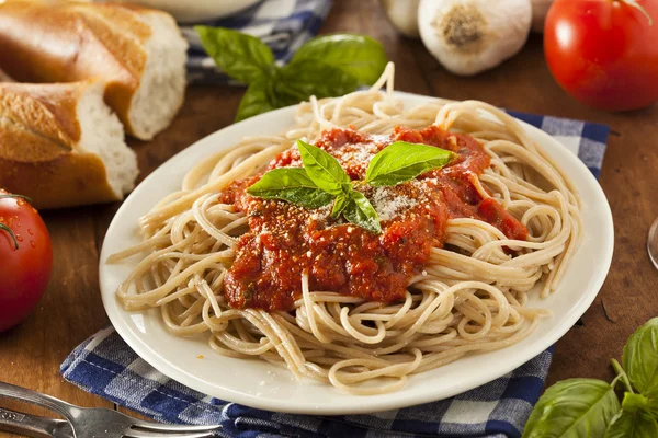 Hemlagad spaghetti med marinara sås — Stockfoto