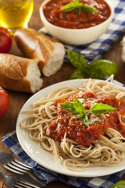 Hemlagad spaghetti med marinara sås — Stockfoto