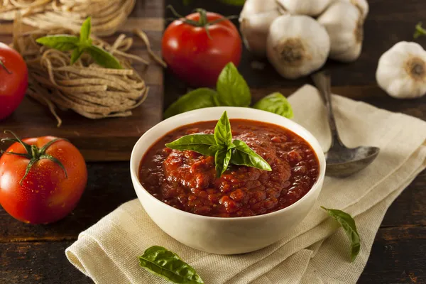 Huisgemaakte rode Italiaanse marinara saus — Stockfoto