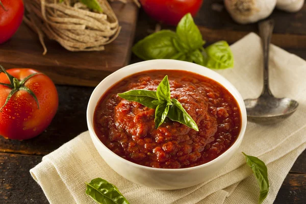 Ev yapımı kırmızı İtalyan makarna sosu — Stok fotoğraf