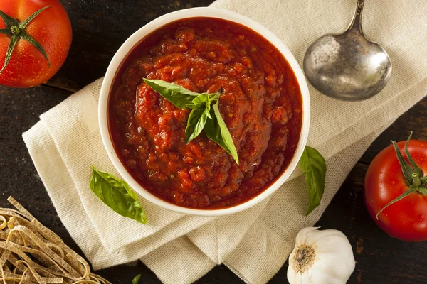 Hemgjord röda italienska marinara sås — Stockfoto