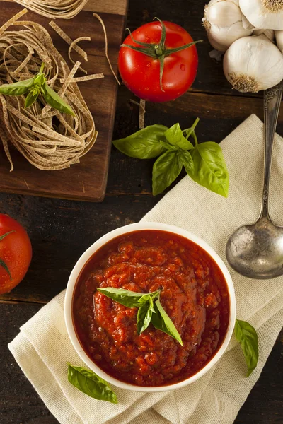 Hemgjord röda italienska marinara sås — Stockfoto