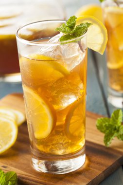 ev yapımı buzlu çay limon ile