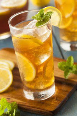 ev yapımı buzlu çay limon ile