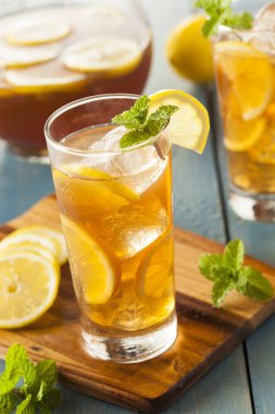 ev yapımı buzlu çay limon ile