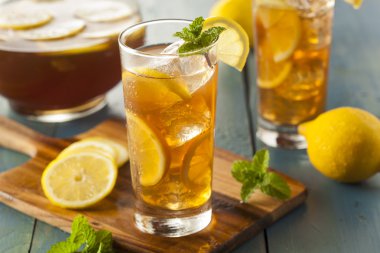 ev yapımı buzlu çay limon ile