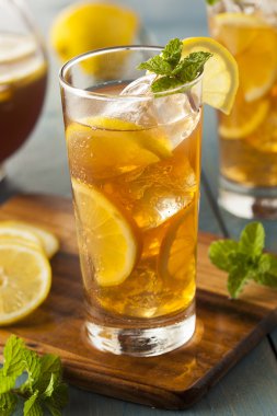 ev yapımı buzlu çay limon ile