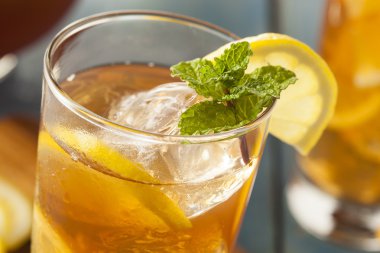 ev yapımı buzlu çay limon ile