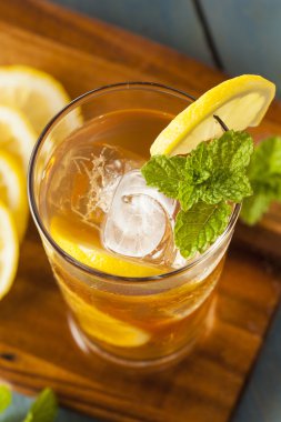 ev yapımı buzlu çay limon ile