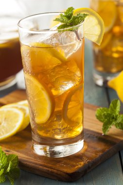 ev yapımı buzlu çay limon ile