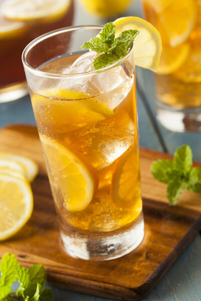 Домашний чай со льдом с лимонами
