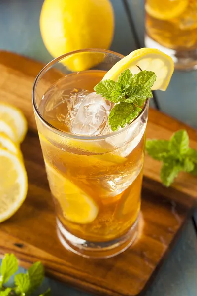 用柠檬做自制的冰的茶 — 图库照片