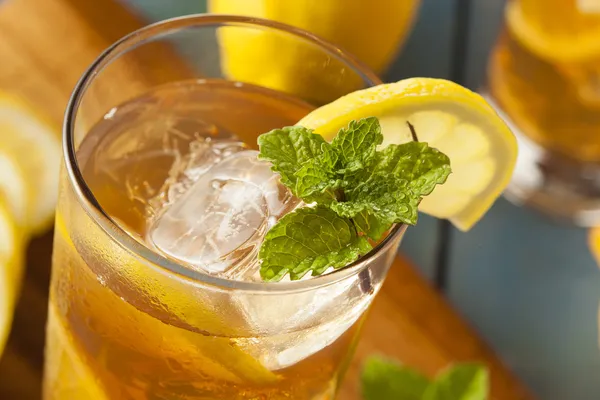 Домашний чай со льдом с лимонами — стоковое фото