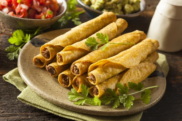 Taquitos caseros de carne mexicana —  Fotos de Stock