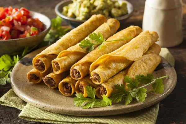 Hausgemachte mexikanische Rindfleischtaquitos — Stockfoto