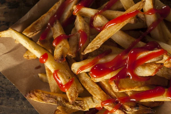 Zelfgemaakte friet bedekt met ketchup — Stockfoto