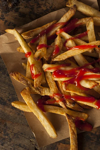 Frytki domowej roboty objęte ketchupu — Zdjęcie stockowe