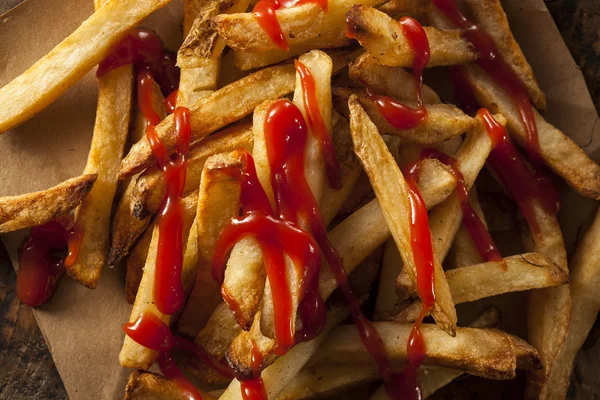 Papas fritas caseras cubiertas de ketchup — Foto de Stock