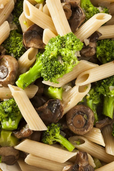 Domácí těstoviny brokolice a parmazánem — Stock fotografie