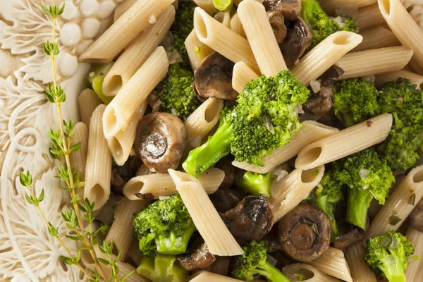 Hemlagad broccoli och parmesan pasta — Stockfoto