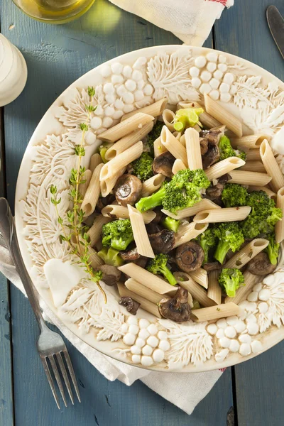 Hemlagad broccoli och parmesan pasta — Stockfoto